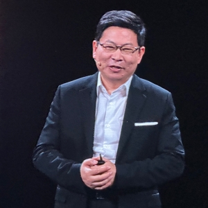 再谈手机支架争议，余承东：小米做智能手机出身，车机导航不会有问题⋯⋯ ...