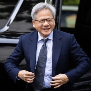 英伟达CEO黄仁勋上财年薪酬总额暴涨60%，达3420万美元！去年英伟达股价上涨200% ...