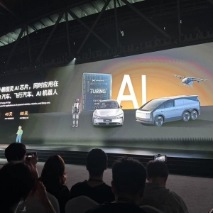 何小鹏：小鹏图灵AI芯片已跑通智驾功能，可实现“一颗顶三颗” ...