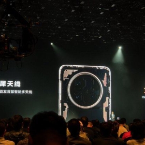讲到华为Mate 70系列通信技术，余承东没提遥遥领先：通信技术绝对对得起那四个字 ...