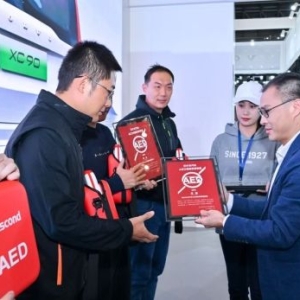 上马跑道上的安全守护者――沃尔沃，用AED培训给跑者上buff