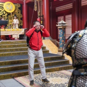 周鸿t参演AI短剧开拍，特效画面由纳米AI搜索生成