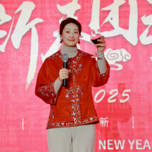 娃哈哈去年给一线员工发薪24亿元！宗馥莉现身团拜会，现场发放公寓钥匙 ...