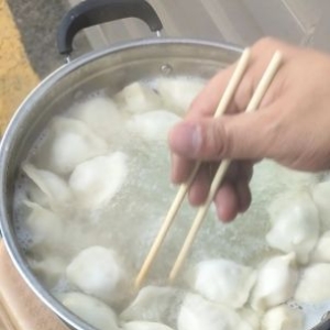 还没到家，就已经在蔚来补给站吃到了过年的饺子