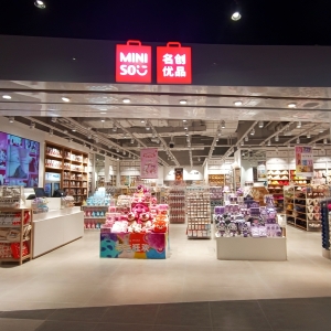 首发经济 | 上新不停，开店不止！ 年轻人的“精神奶嘴”潮玩如何玩转情绪消费？ ...