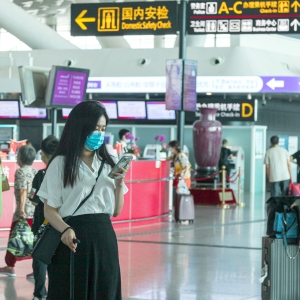 丽江机场工作人员撕毁旅客登机牌，最新调查结果公布：2名涉事人员待岗 ...