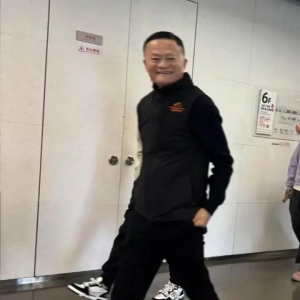 马云现身阿里巴巴杭州园区！公司今年股价已上涨28%