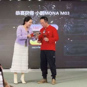 周鸿t抽奖送小鹏MONA 03连麦遭挂断，老周再次致电：我们不是骗子！对方表示自己正忙工 ...
