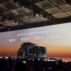 华为余承东：途灵龙行平台引入六代机技术理念，尊界S800可实现高速前轮爆胎不失控，雪 ...