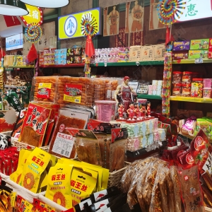 量贩零食“内卷”升级：价格战out，自有品牌in