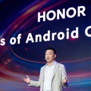 MWC 2025开幕前一天小米荣耀同日召开发布会，卢伟冰PK李健！现场“争夺”媒体团成海外 ...