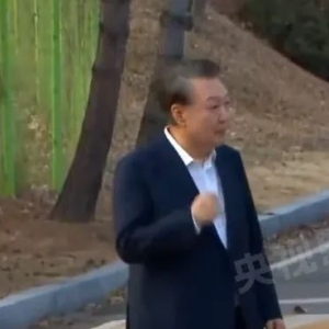 最新消息！被捕满52天后，韩国总统尹锡悦刚刚被释放，走出首尔拘留所！ ...