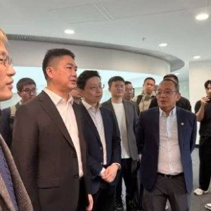 传刘强东现身香港科技大学参观人工智能！此前有消息称重回业务一线，亲自指导创新业务 ...