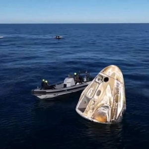 “龙”飞船溅落，滞留太空9个多月的美国宇航员回家了