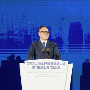 李书福脱稿演讲“带货”AR眼镜