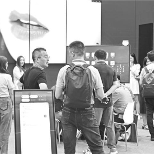 面板产业迎来向上拐点：    LCD盈利改善 柔性OLED涨价可期