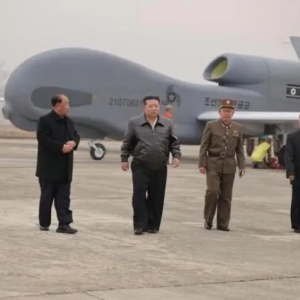 朝鲜公布新型无人机！金正恩观摩试验，强调发展AI！俄外交部：金正恩准备访俄 ...