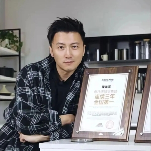 谢霆锋宣布：4年烤肠卖了15亿元！他时隔20年再开演唱会引爆热搜 网友：团票再多点啊 ...