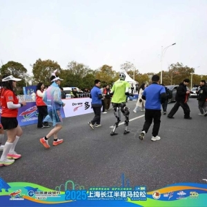 人形机器人“领跑”马拉松