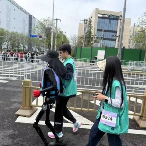 第五名！续航第一！河南战队出征全球首场人形机器人半马