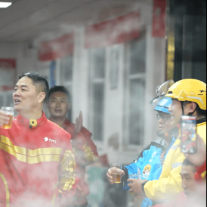 刘强东亲自送外卖，和京东外卖小哥吃饭：希望全职外卖员能超过100万，今晚什么规矩都 ...