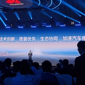 华为数字能源总裁侯金龙：下一个重点场景是重卡电动化！中国燃油重卡存量900万辆，每 ...