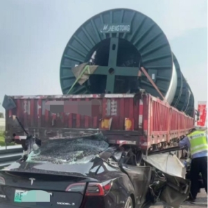 特斯拉高速路追尾大货车 卡进底盘严重变形！知情人称司机“当场就不行了” ...