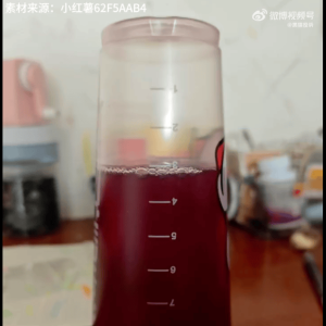 蜜雪冰城芝士奶盖葡萄倒放空了小半杯，网友吐槽加一份小料后仍不满杯！客服：给网友加 ...