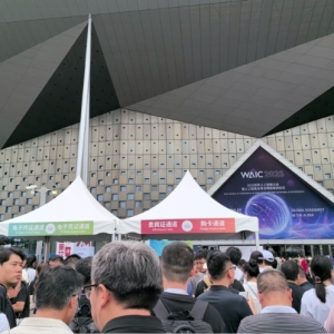 周末刷屏！AI大消息！2025世界人工智能大会火热开幕 各种机器人引爆全场 ...