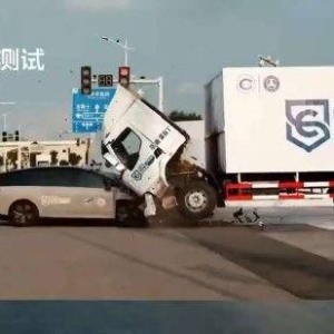 理想首款纯电SUV理想i8把8吨重卡乘龙卡车撞得四轮离地？网友建议：乘龙卡车买辆i8对撞 ...