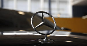 奔驰中国价格崩了，多款车型打五折！奔驰A最低只要12万多，多地门店人去楼空，智能化 ...