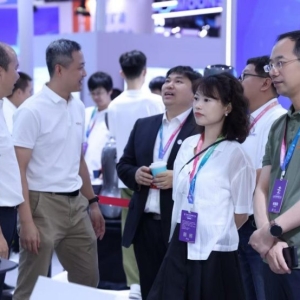 周末沸腾！机器人“全明星阵容”大聚会，百家上市公司参展，王兴兴：上市是宇树的高考 ...