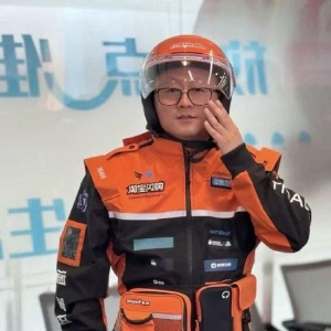 阿里淘宝闪购骑手新工装曝光：印满阿里系品牌logo，成“行走的广告牌”！外形酷似赛车 ...