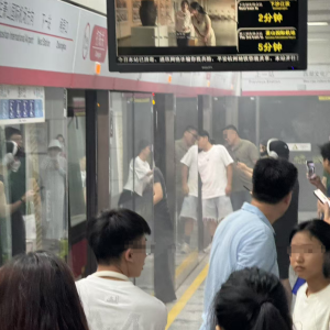 杭州地铁一乘客充电宝突然自燃，车厢传出浓烟！官方通报