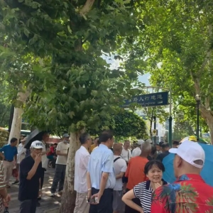 人声鼎沸！“马路股市沙龙”又火了 有老股民全仓券商股！“等了10个月 终于大赚了！” ...