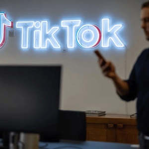 英国《网络安全法》生效后，TikTok转向AI审核引发争议