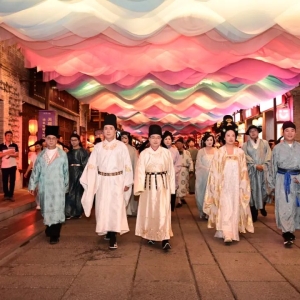不亮身份，自掏腰包，区委书记、区长下班后体验汉服，了解市场 ...