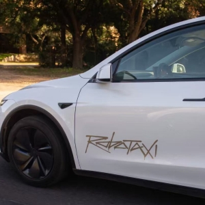 规模要扩大了？特斯拉宣布向公众开放Robotaxi应用