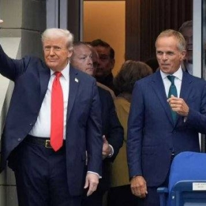 对瑞士征39%关税数周后，特朗普与劳力士CEO并肩现身美网男单决赛！现场观众的反应两极 ...