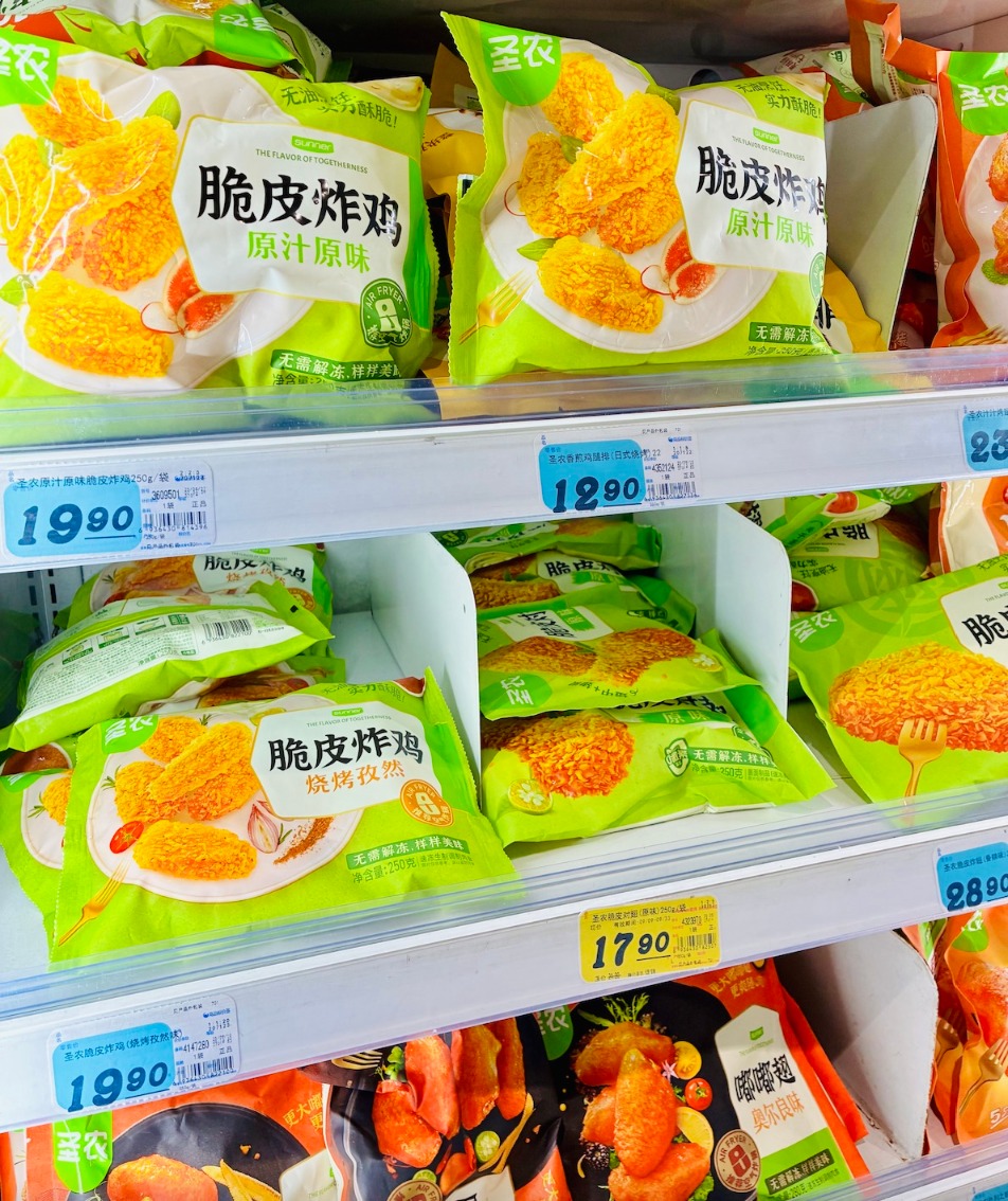 大润发超市冷柜中的速冻食品。（图片拍摄：界面新闻 