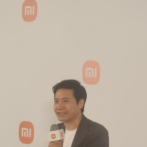 对话雷军：和苹果的竞争漫长而痛苦 国产汽车都在进步，没必要在竞争上搞得很难看 ...