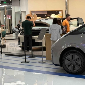 有销售陪顾客试驾到深夜，5分钟大定1万辆的理想i6卖爆了？第三产品线总裁：今年的产能 ...