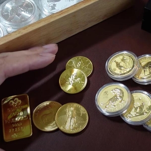 金价在历史高点下方交投，市场焦点转向美国政府停摆风险