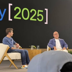 艾维对话奥特曼：为OpenAI构思20个硬件创意，但不会像iPhone