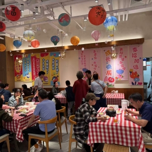 长假催热餐饮业：四季民福排号数百桌 代排费最高飙至500元 西贝重现排队等位 ...