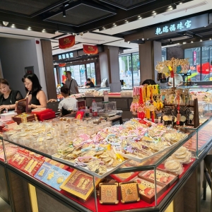 年内涨约50%！金价为何一路高歌？