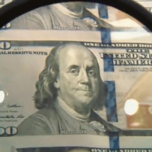 美元霸权松动？2025年暴跌12.5%，二十年最严峻形势背后信号