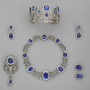 法国卢浮宫遭盗抢闭馆 8件失窃藏品清单公布 马克龙：严重侵犯！ ...