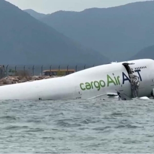 一货机在香港机场降落时冲出跑道 地勤车被撞致两人死亡