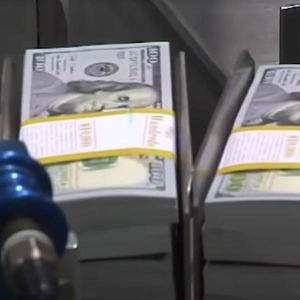 美国停摆进入第21天！两党恶斗正让美元悄悄“服下毒药”